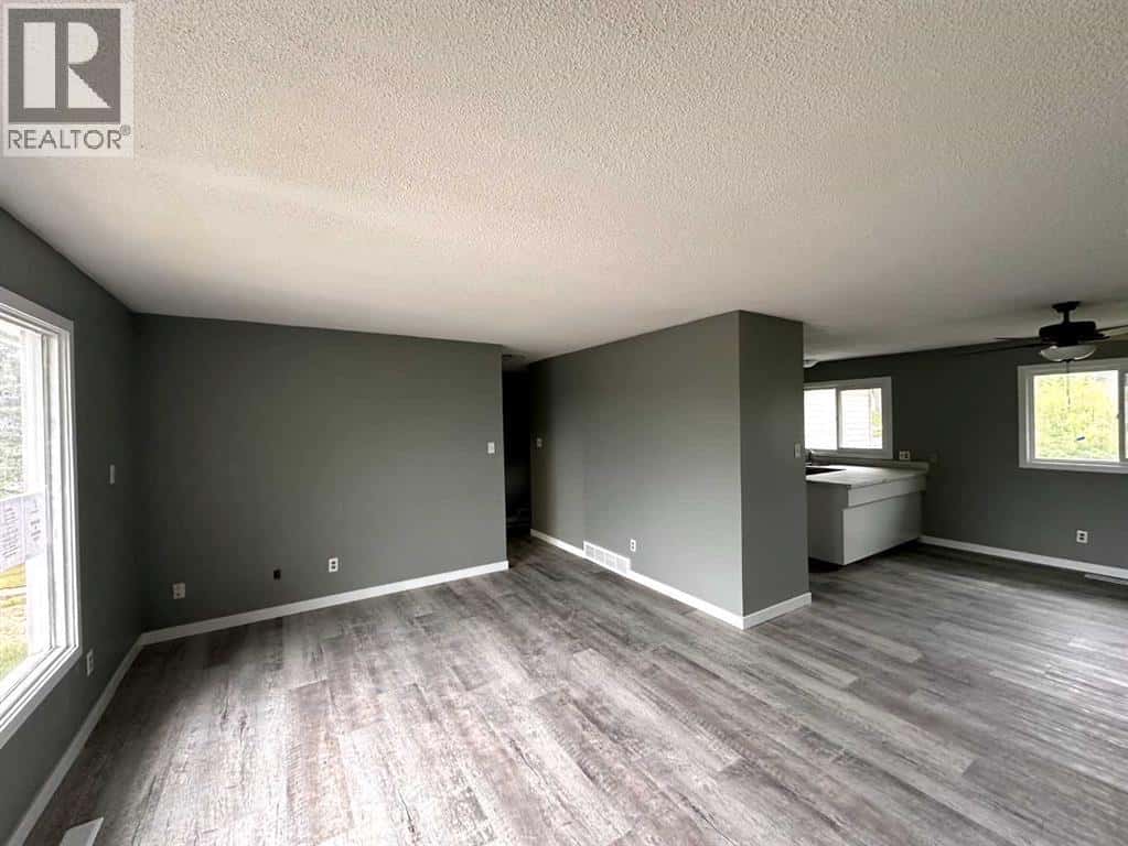 9506 107 Avenue — Grande Prairie, Alberta - Photo 4 of 11