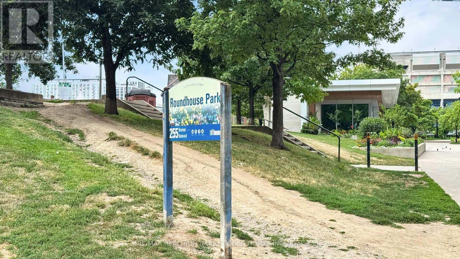 Toronto (Waterfront Communities) — Toronto (Waterfront Communities) - Photo 2 of 47