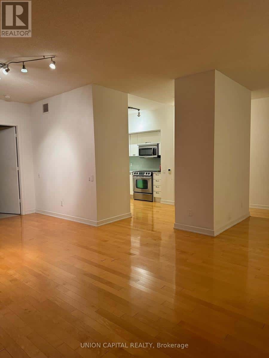 Toronto (Church-Yonge Corridor) — Toronto (Church-Yonge Corridor) - Photo 2 of 12