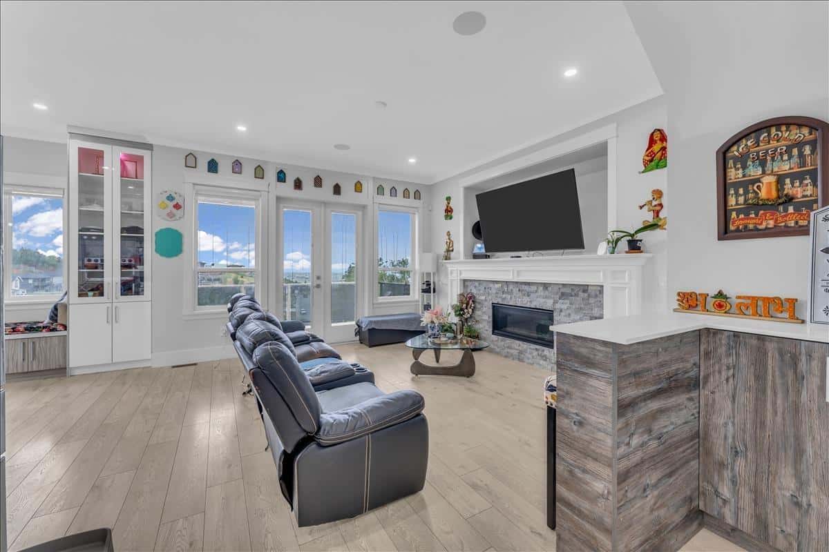 Chilliwack — Chilliwack - Photo 5 of 36