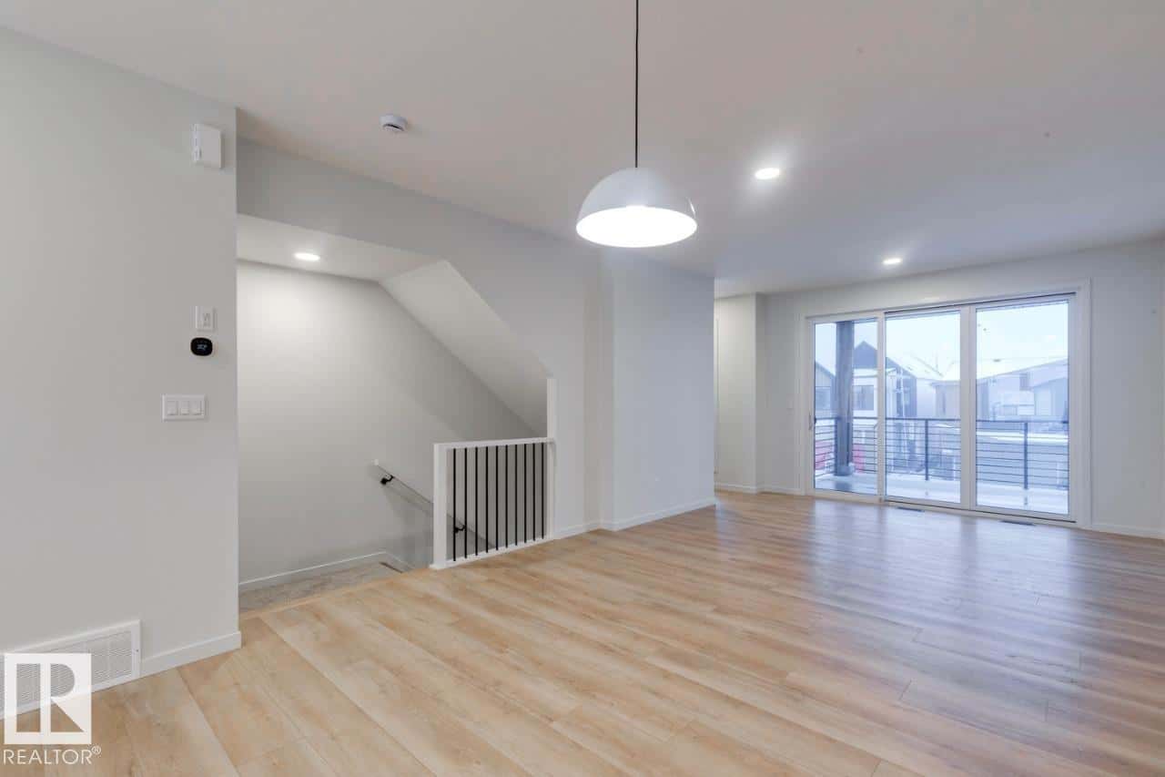 467 33 ST SW — Edmonton - Photo 4 of 33