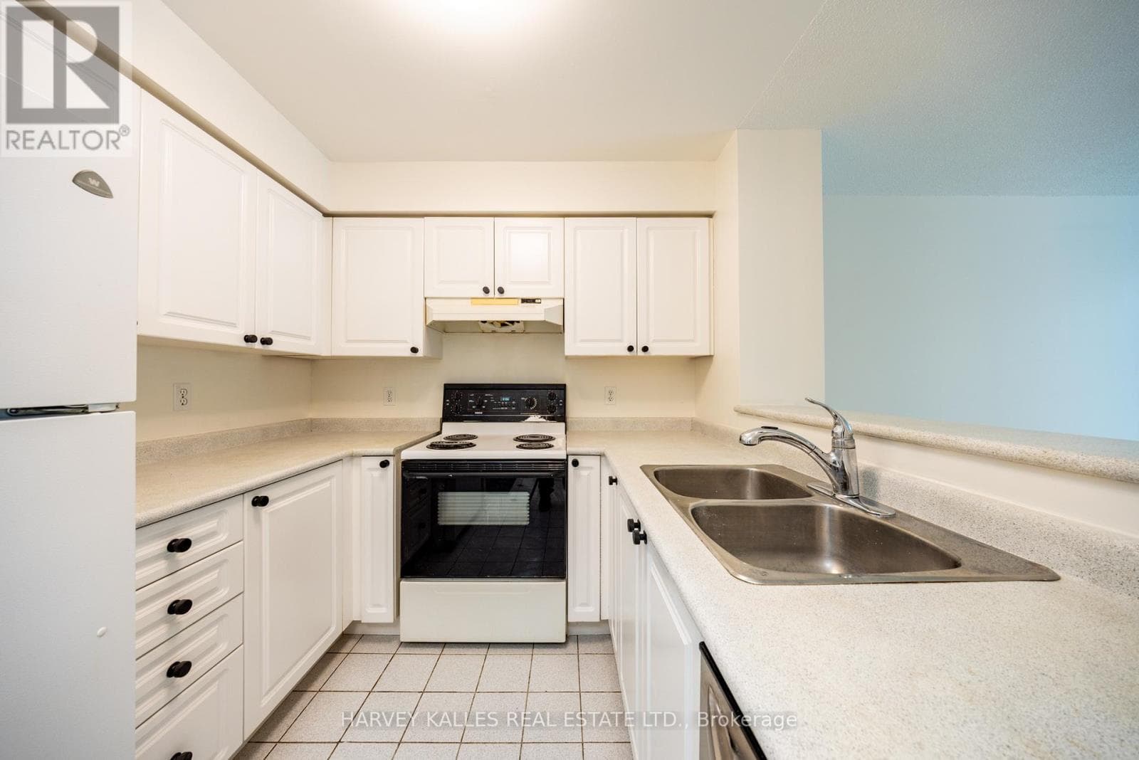 107 - 28 PEMBERTON AVENUE — Toronto (Newtonbrook East), Ontario - Main photo