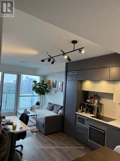 Toronto (Bay Street Corridor) — Toronto (Bay Street Corridor) - Photo 4 of 14