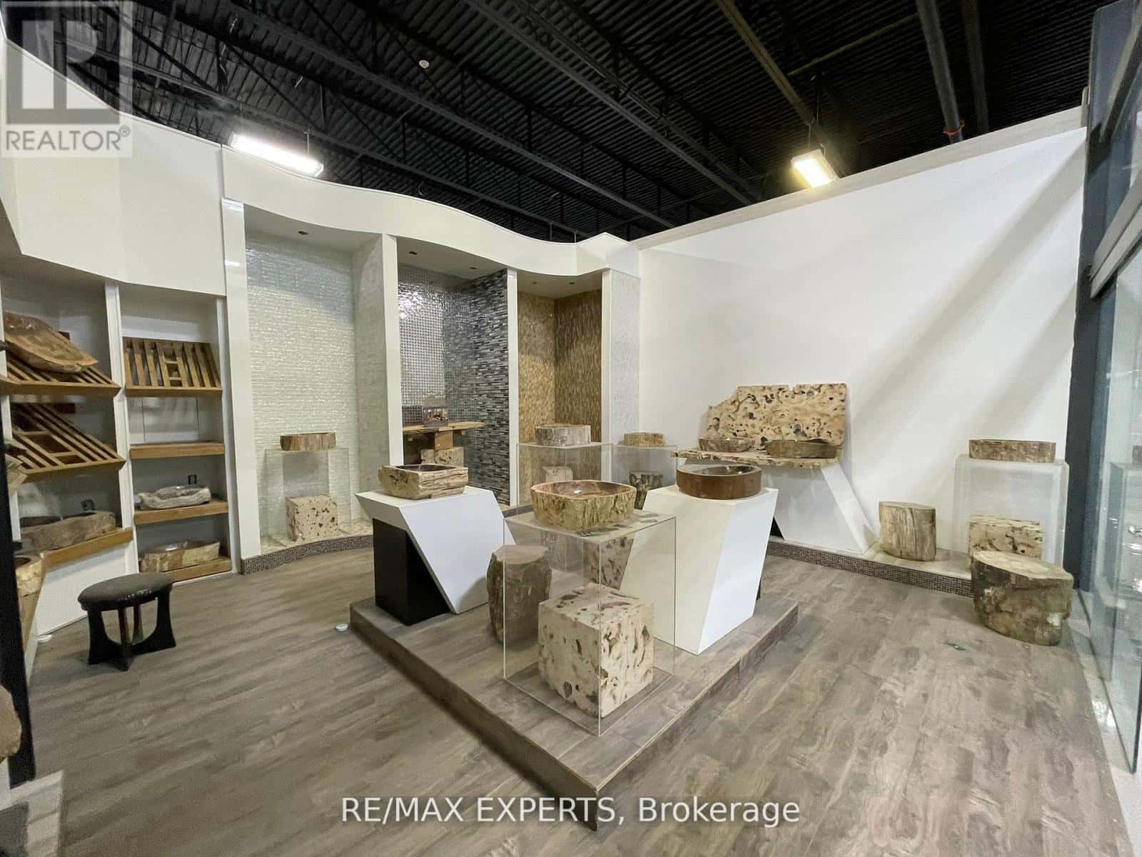 61 - 7250 KEELE STREET — Vaughan (Concord) - Photo 3 of 9