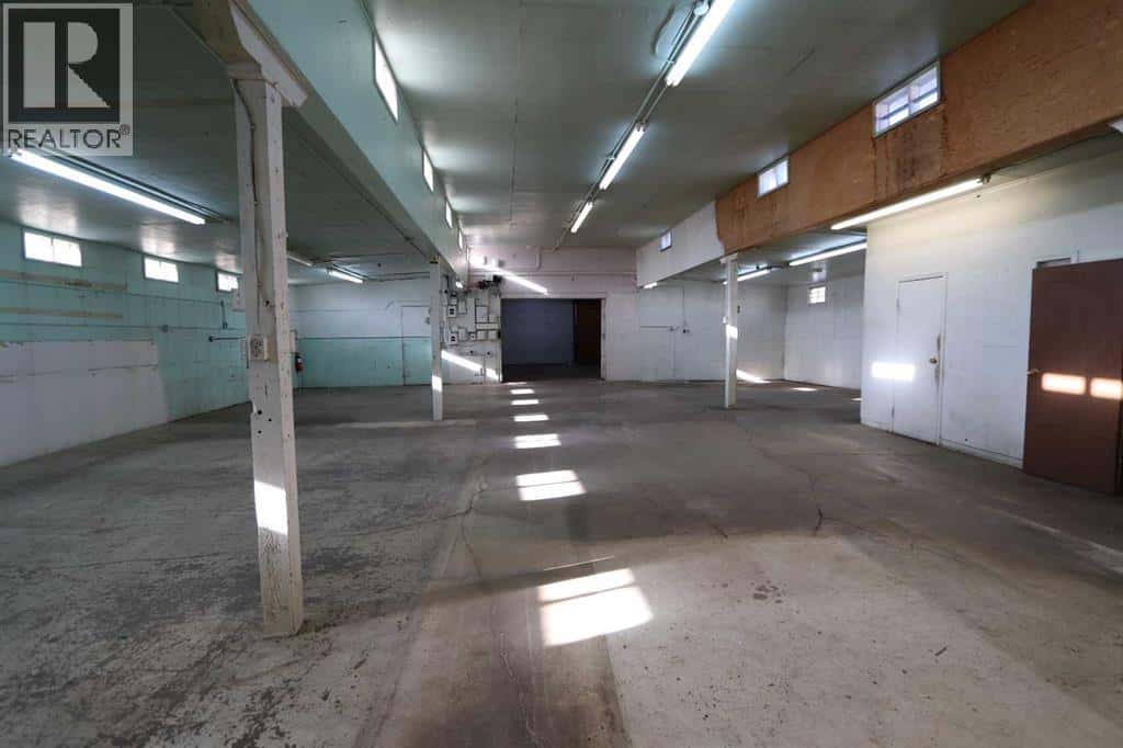 5306 50 Street — Ponoka, Alberta - Photo 5 of 9