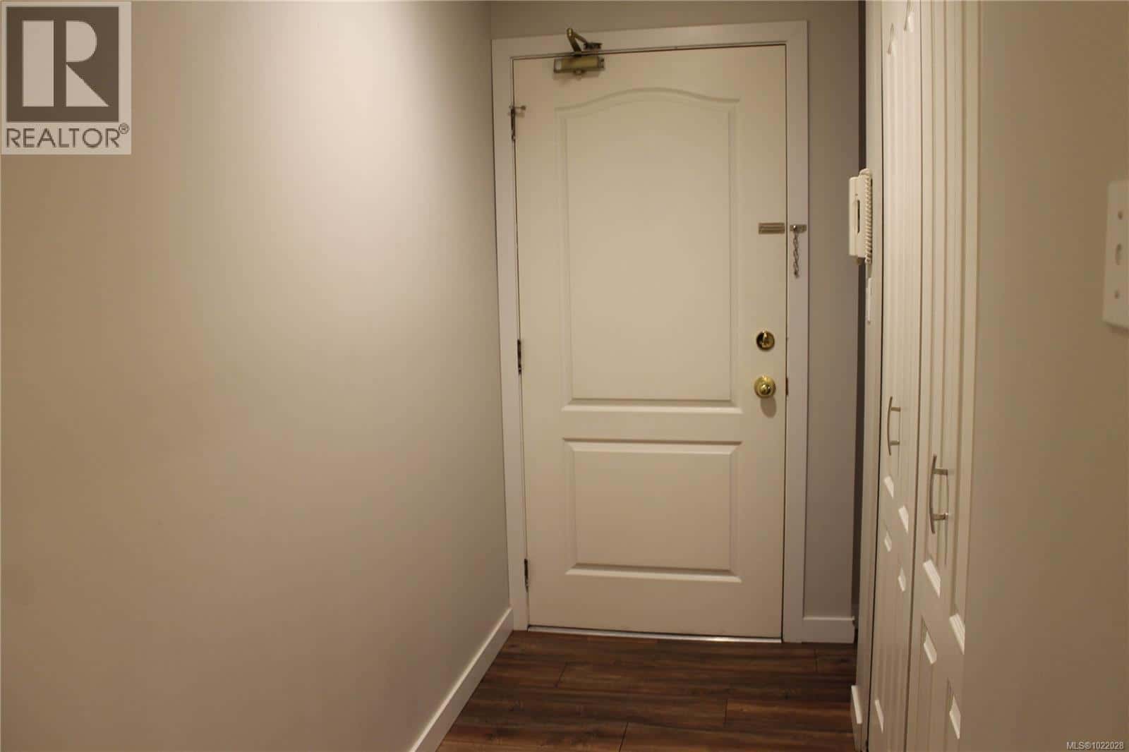 203 300 Bundock Ave — Duncan, British Columbia - Photo 2 of 19