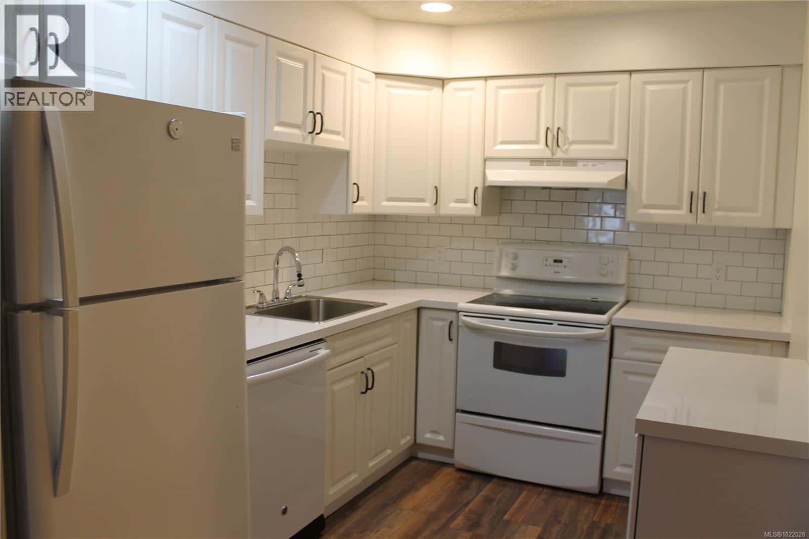 203 300 Bundock Ave — Duncan, British Columbia - Photo 3 of 19