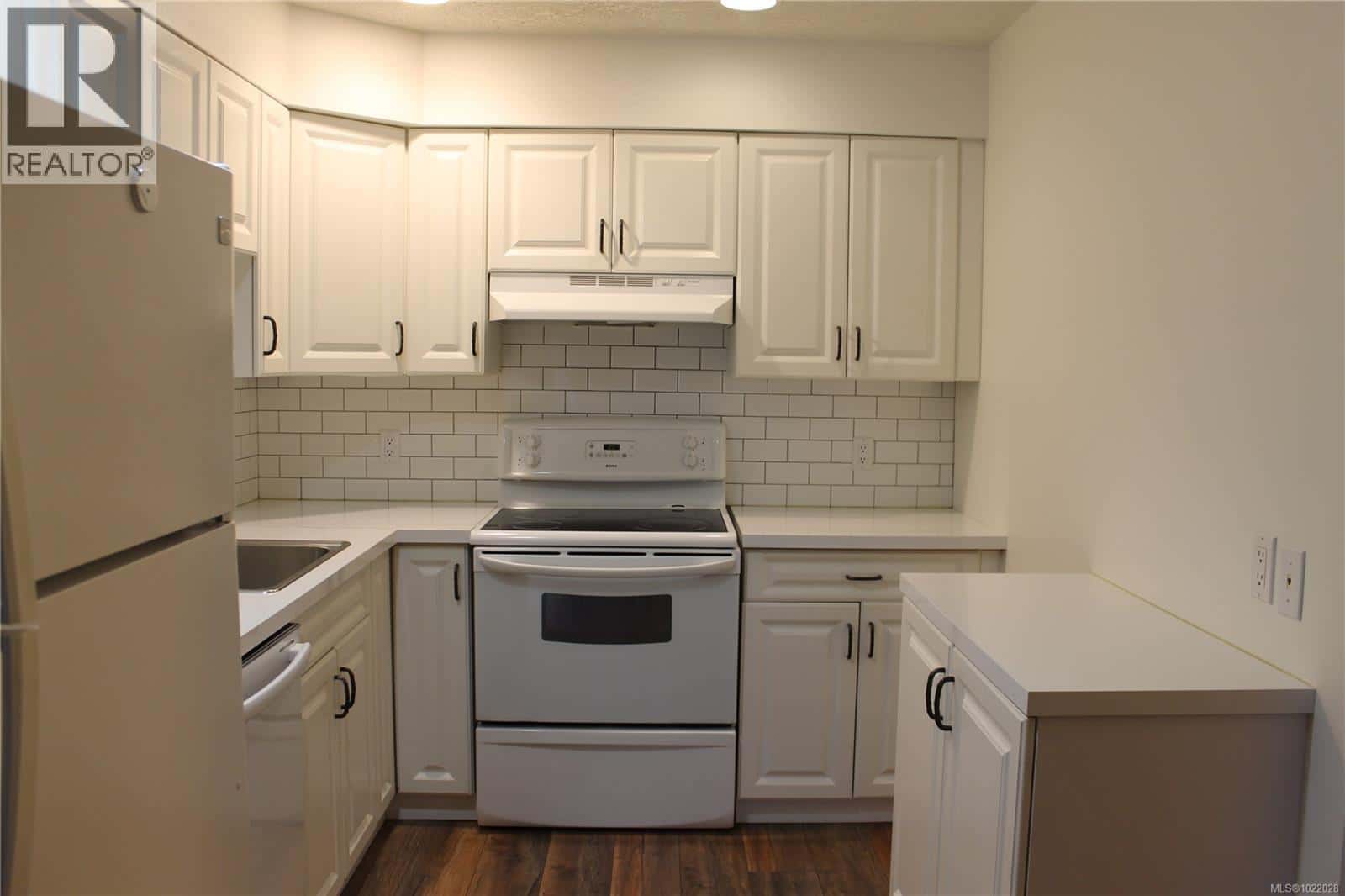 203 300 Bundock Ave — Duncan, British Columbia - Photo 5 of 19