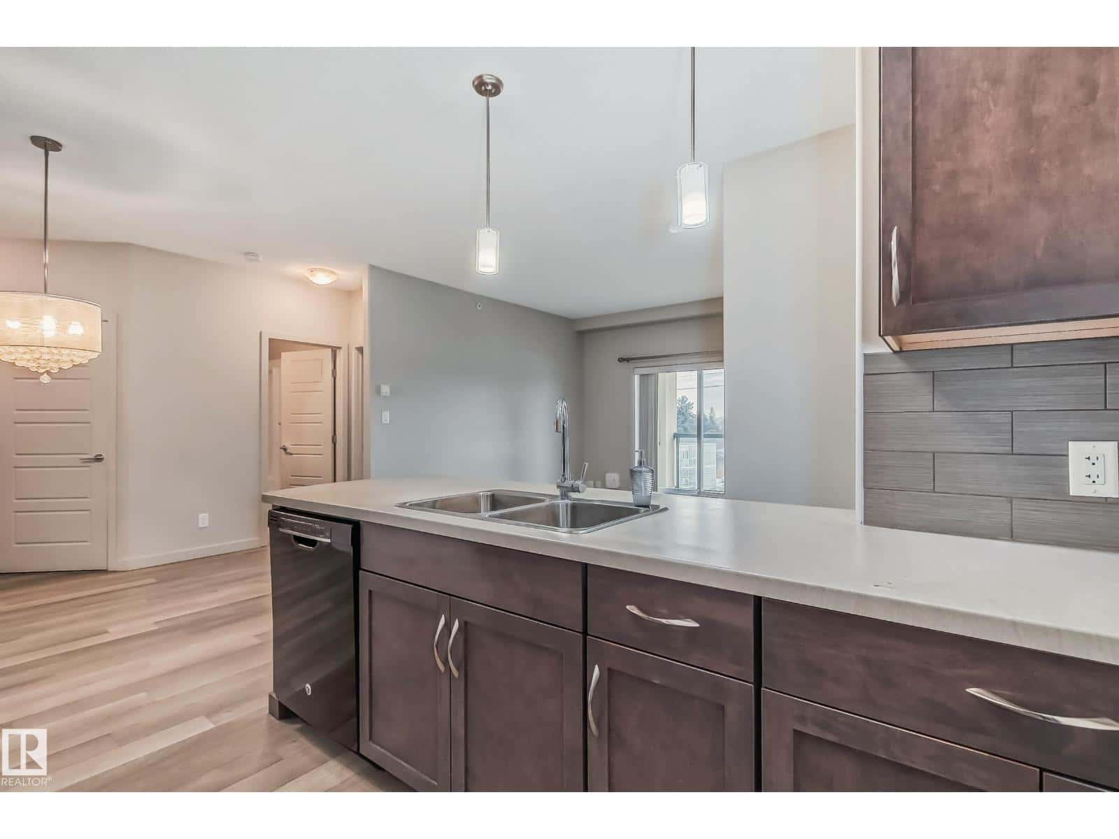 Edmonton — Edmonton - Photo 3 of 48