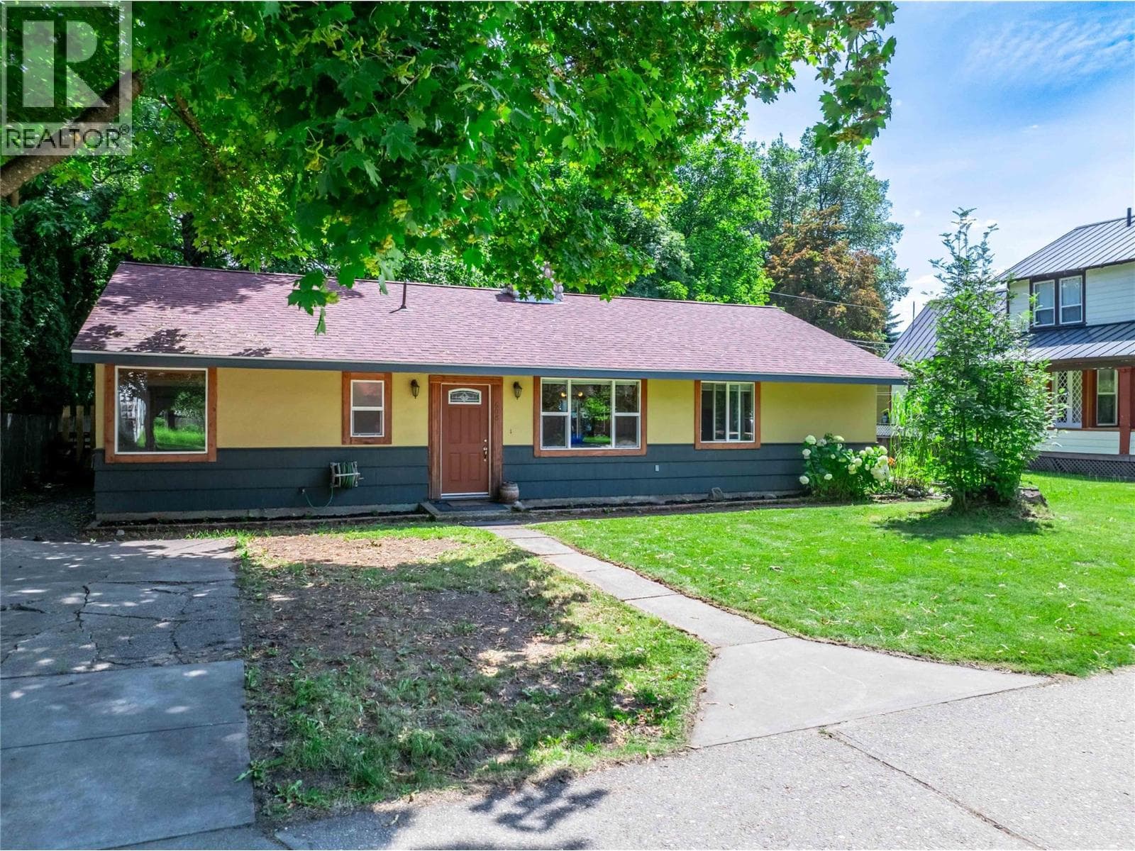 608 Mackenzie Avenue — Revelstoke, British Columbia - Main photo