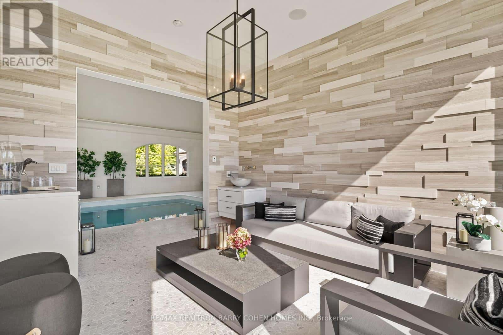 King — King - Photo 3 of 40