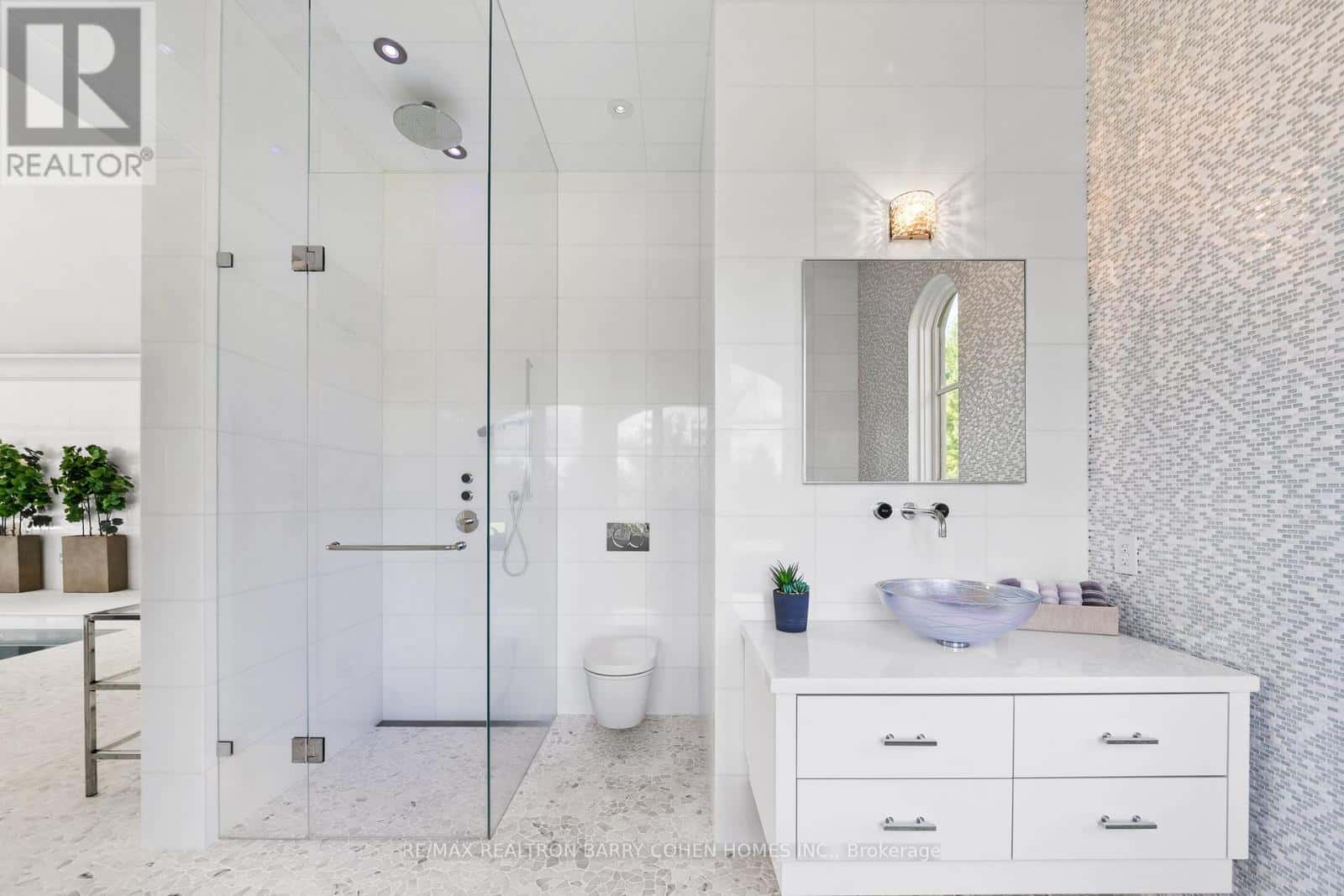 King — King - Photo 2 of 40