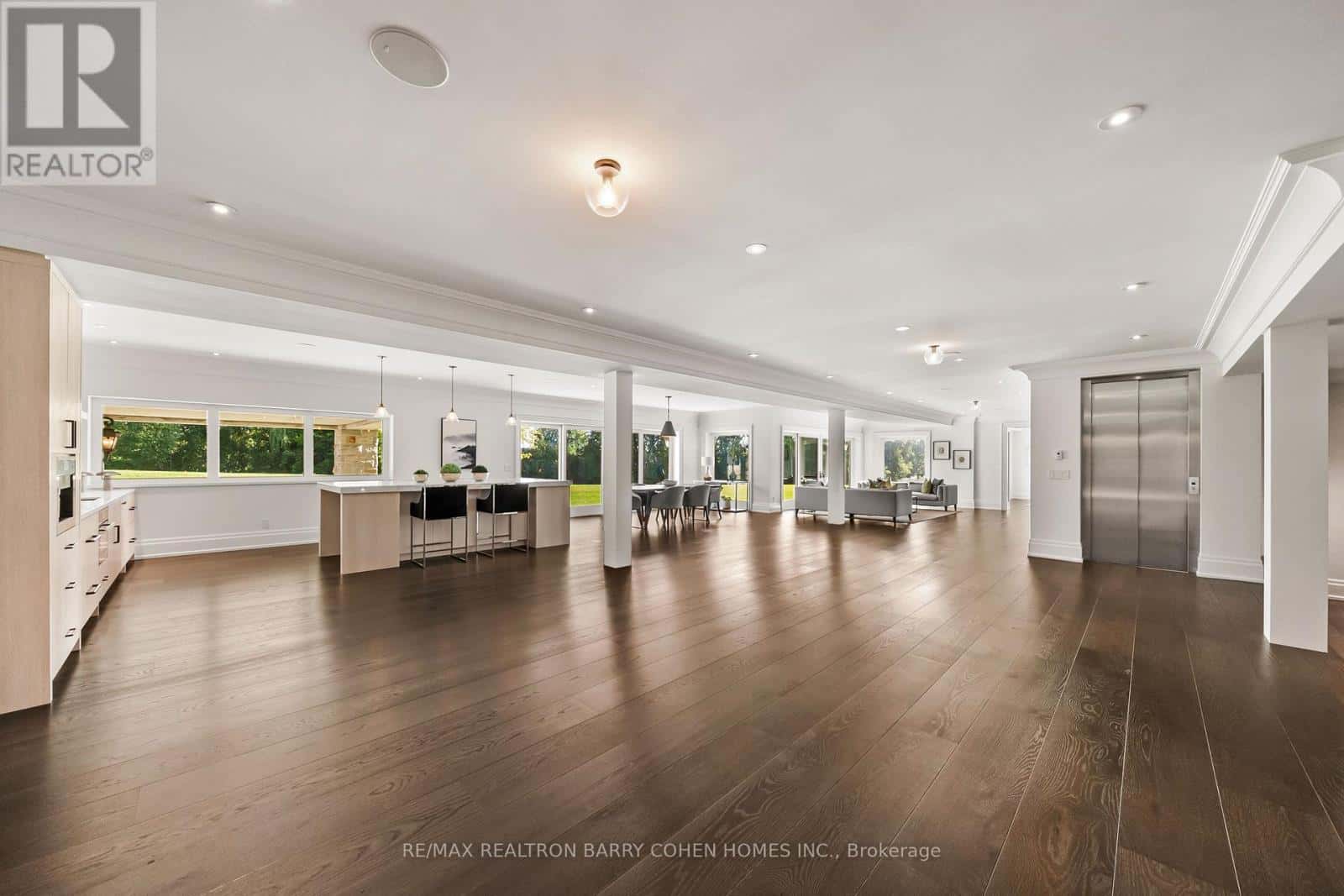 King — King - Photo 5 of 40