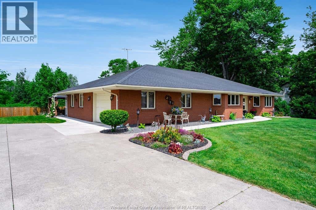 Lakeshore — Lakeshore - Photo 3 of 31