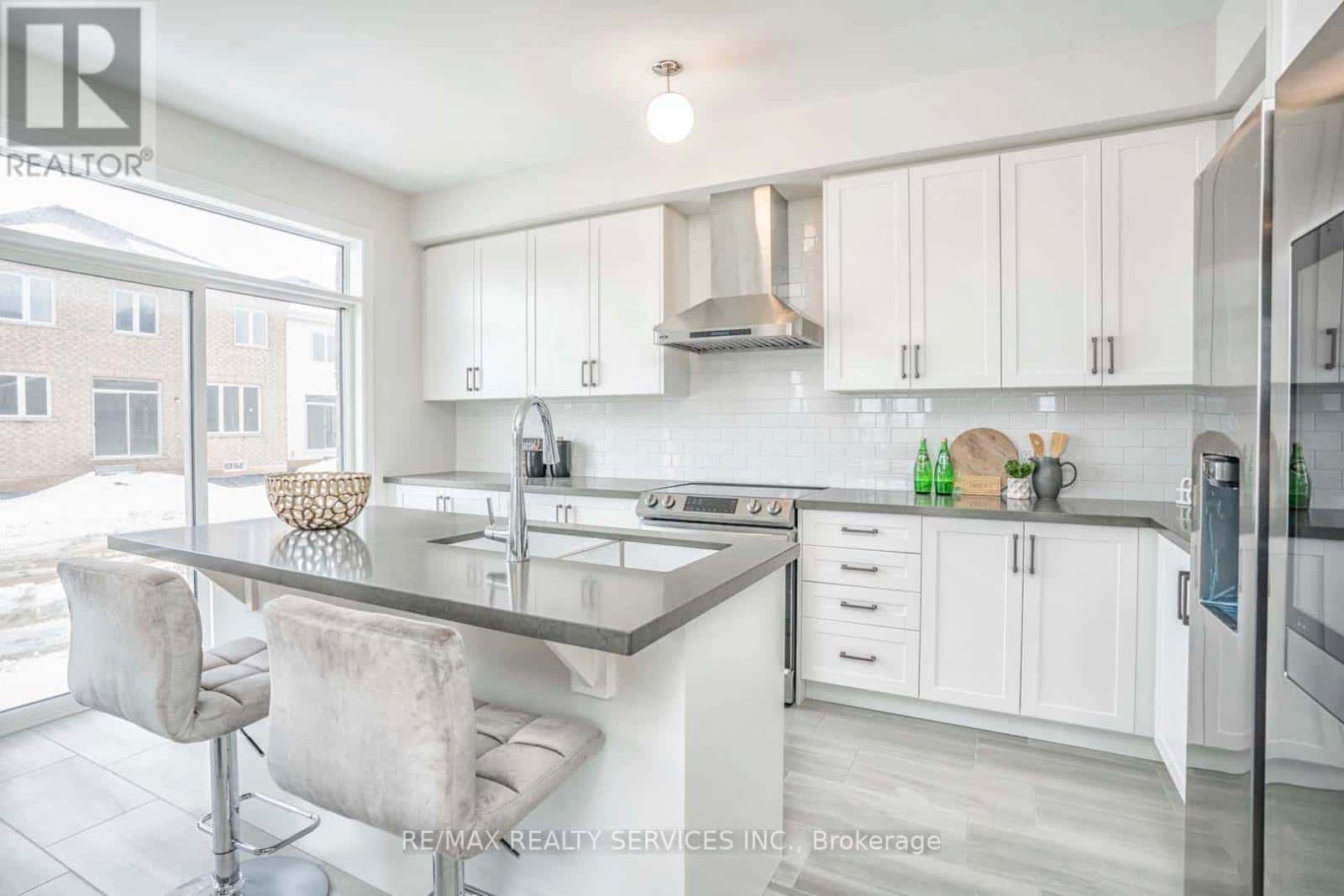 Shelburne — Shelburne - Photo 4 of 31