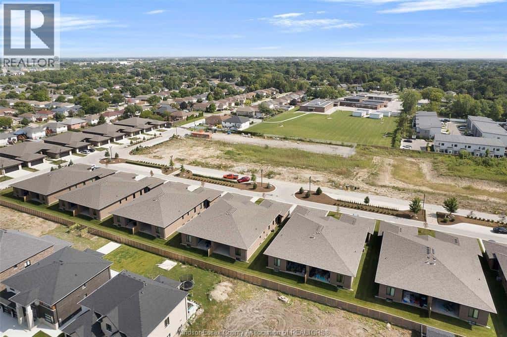 Windsor — Windsor - Photo 2 of 42