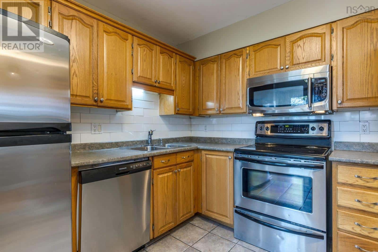 123 79 Collins Grove — Dartmouth, Nova Scotia - Photo 5 of 26