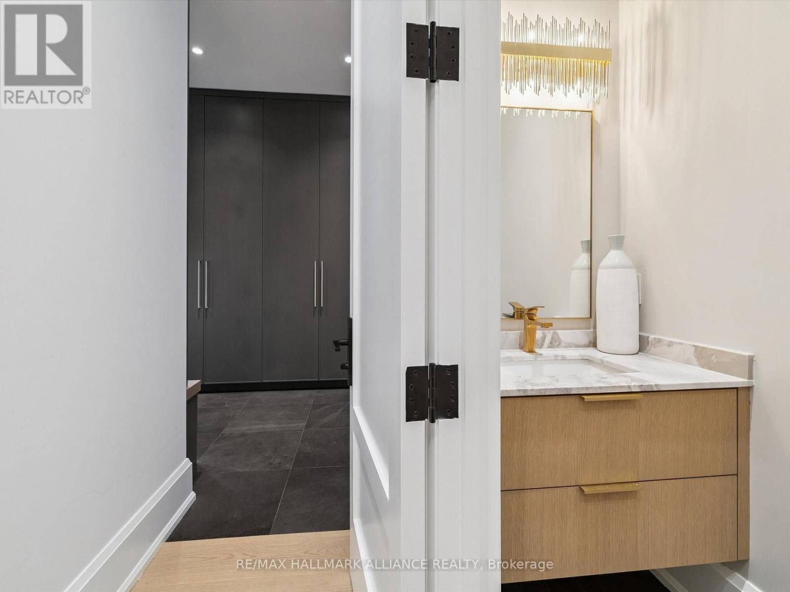 2074 SEABROOK DRIVE — Oakville (WO West), Ontario - Main photo