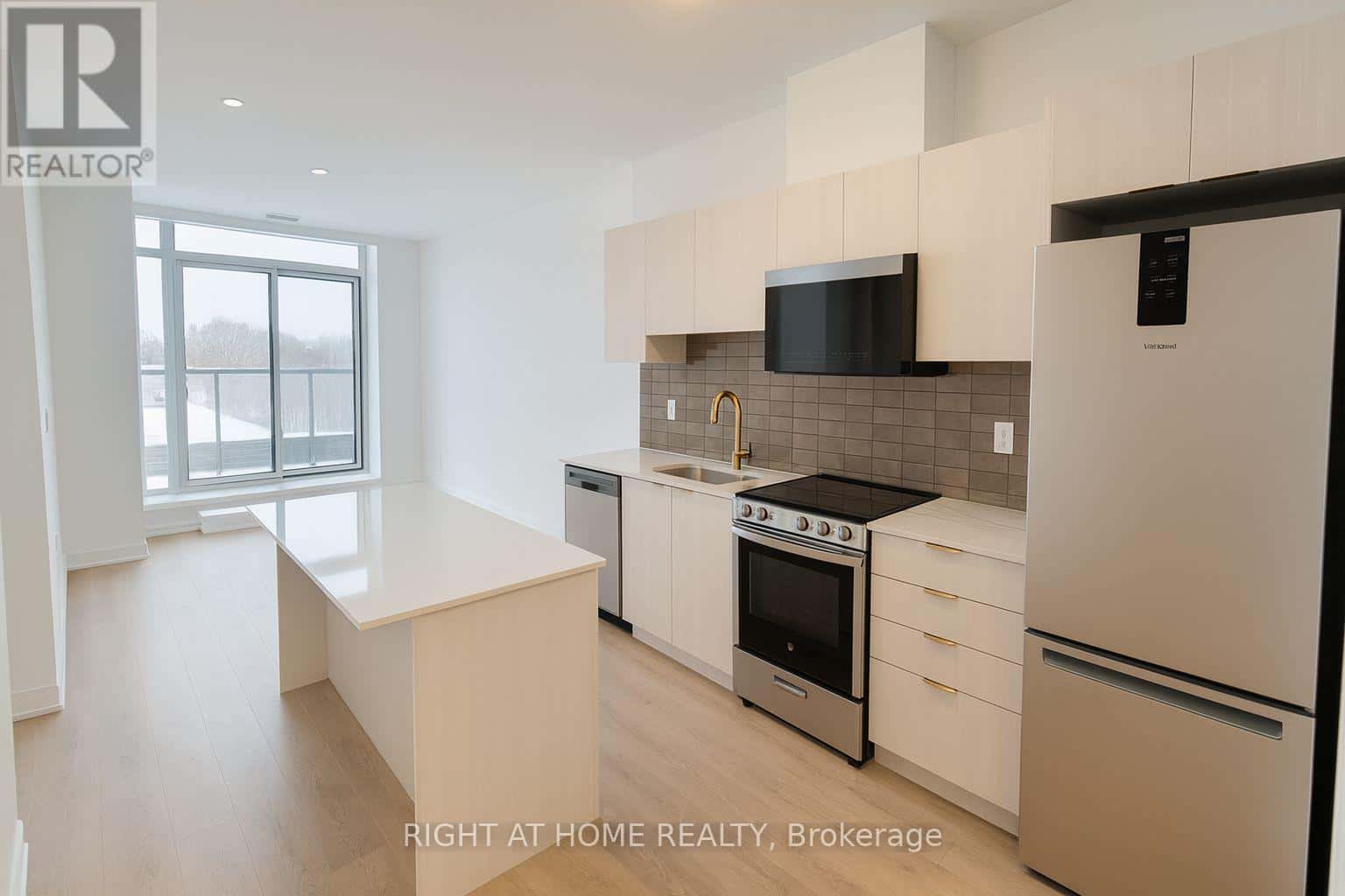 Newmarket (Huron Heights-Leslie Valley) — Newmarket (Huron Heights-Leslie Valley) - Photo 2 of 18