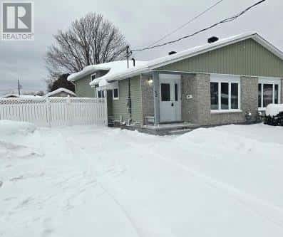 52A London CRES — Elliot Lake, Ontario - Photo 2 of 26