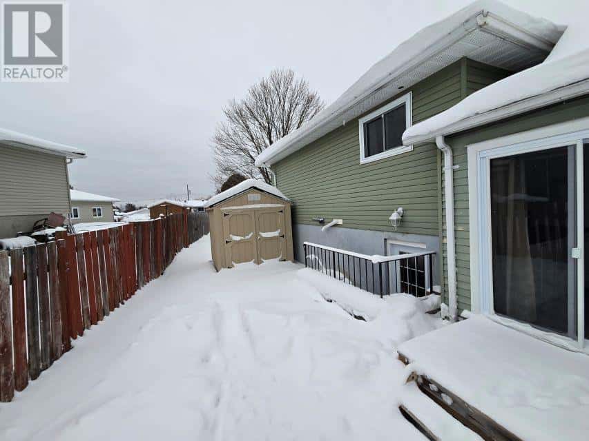 52A London CRES — Elliot Lake, Ontario - Photo 4 of 26