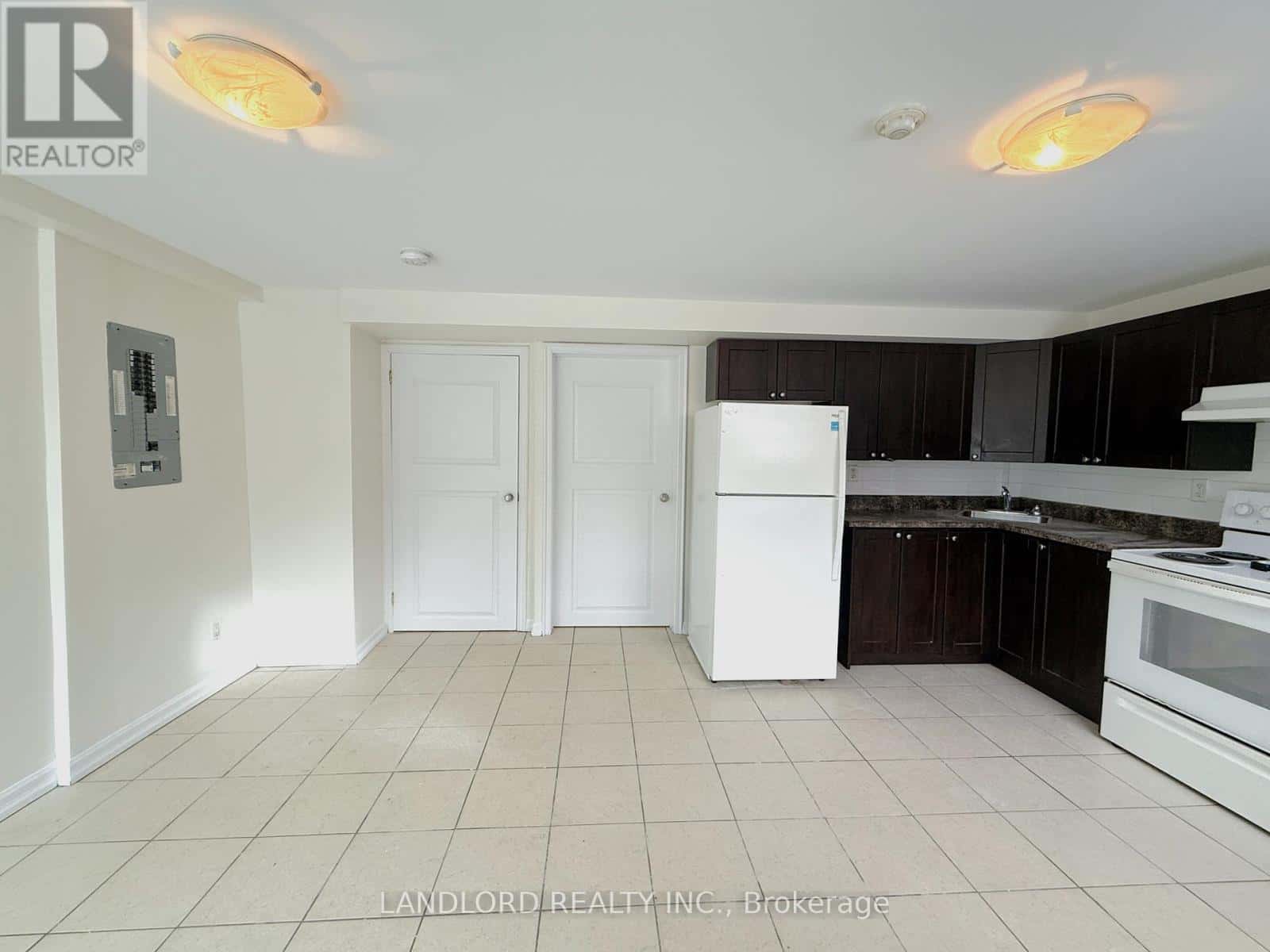 Toronto (Palmerston-Little Italy) — Toronto (Palmerston-Little Italy) - Photo 2 of 14