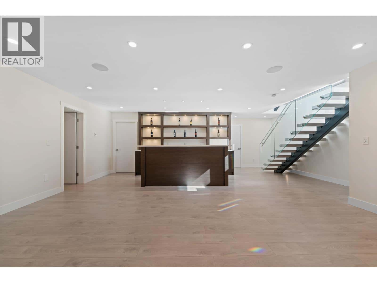 North Vancouver — North Vancouver - Photo 3 of 36