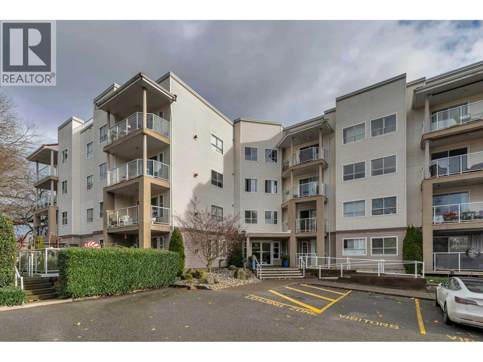 Delta — Delta - Photo 2 of 35