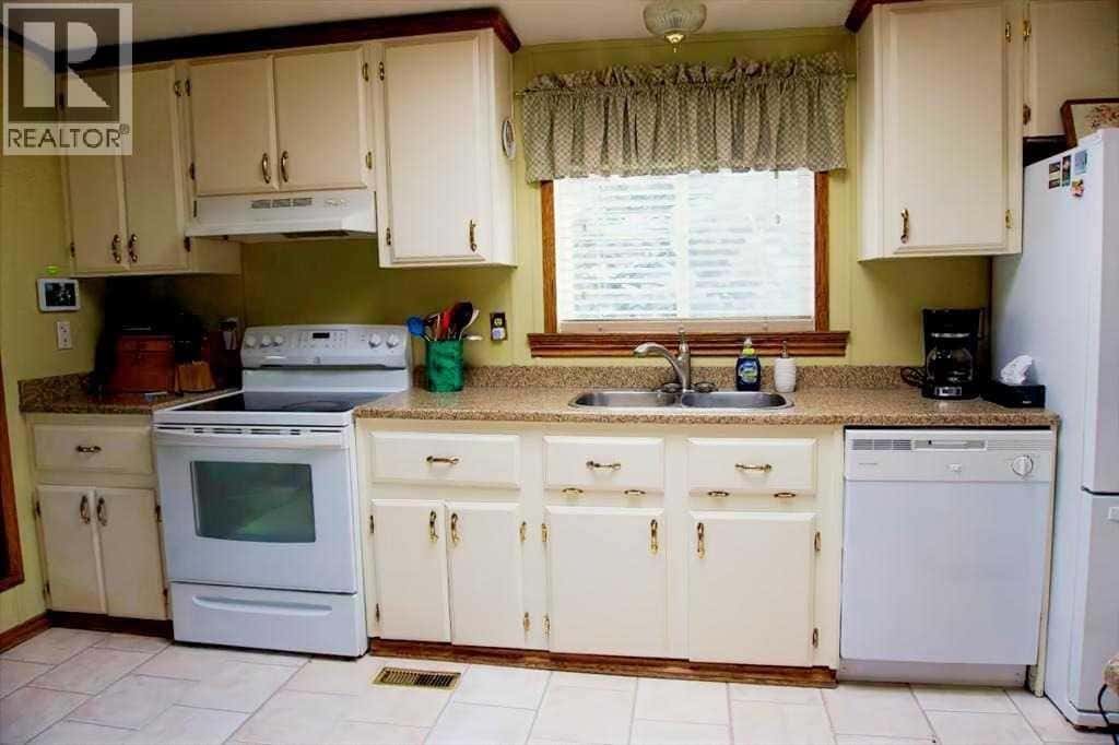 429 HOMESTEAD Trail SE — High River, Alberta - Photo 4 of 31