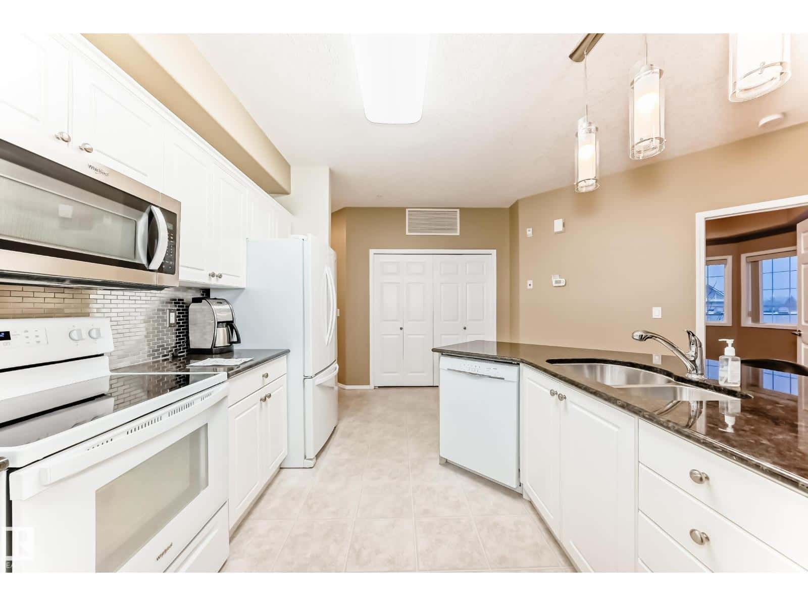 Edmonton — Edmonton - Photo 5 of 70