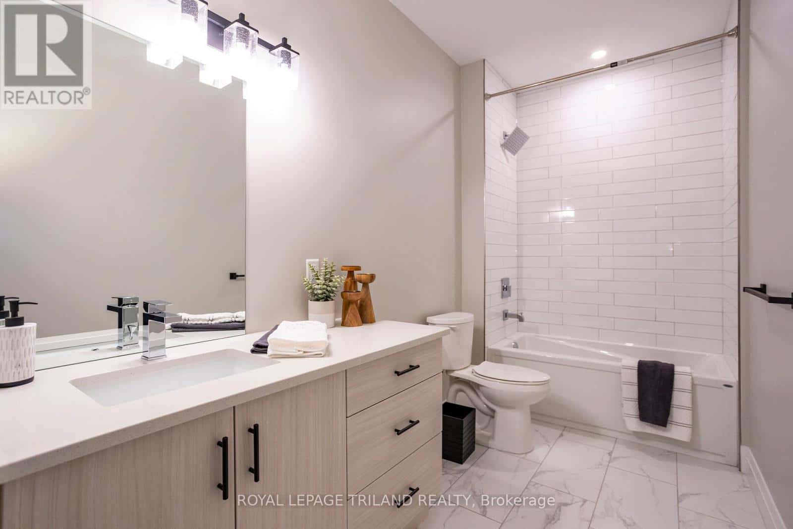 London South (South E) — London South (South E) - Photo 3 of 11