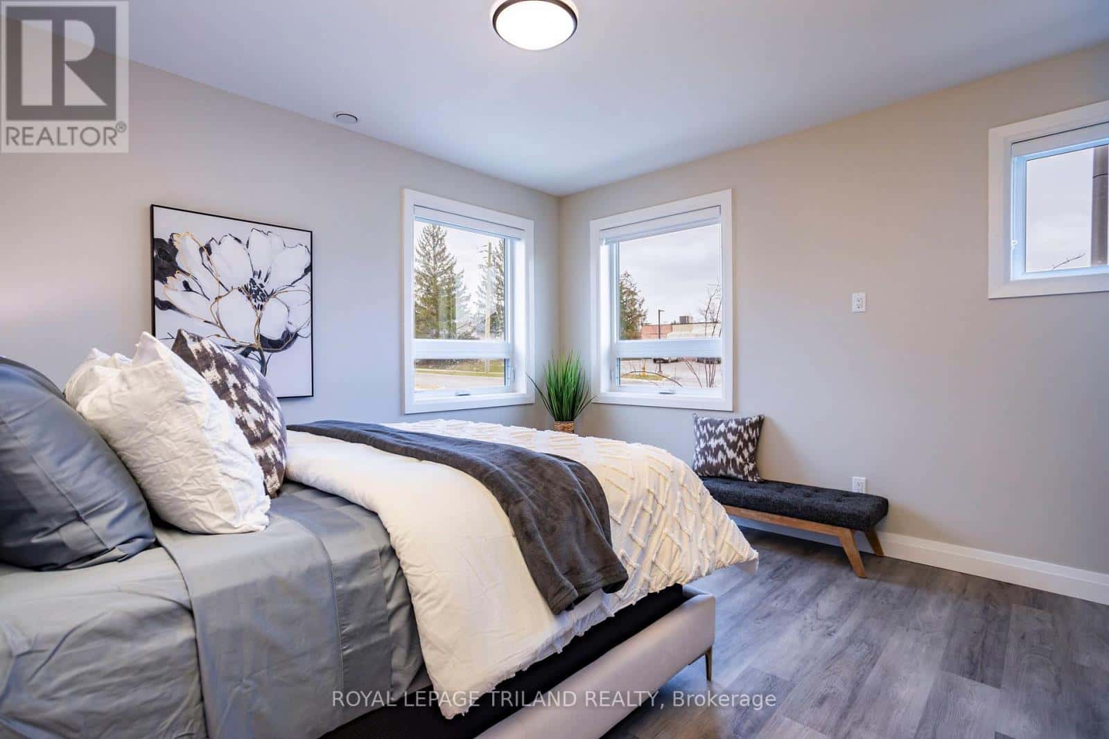 London South (South E) — London South (South E) - Photo 5 of 11