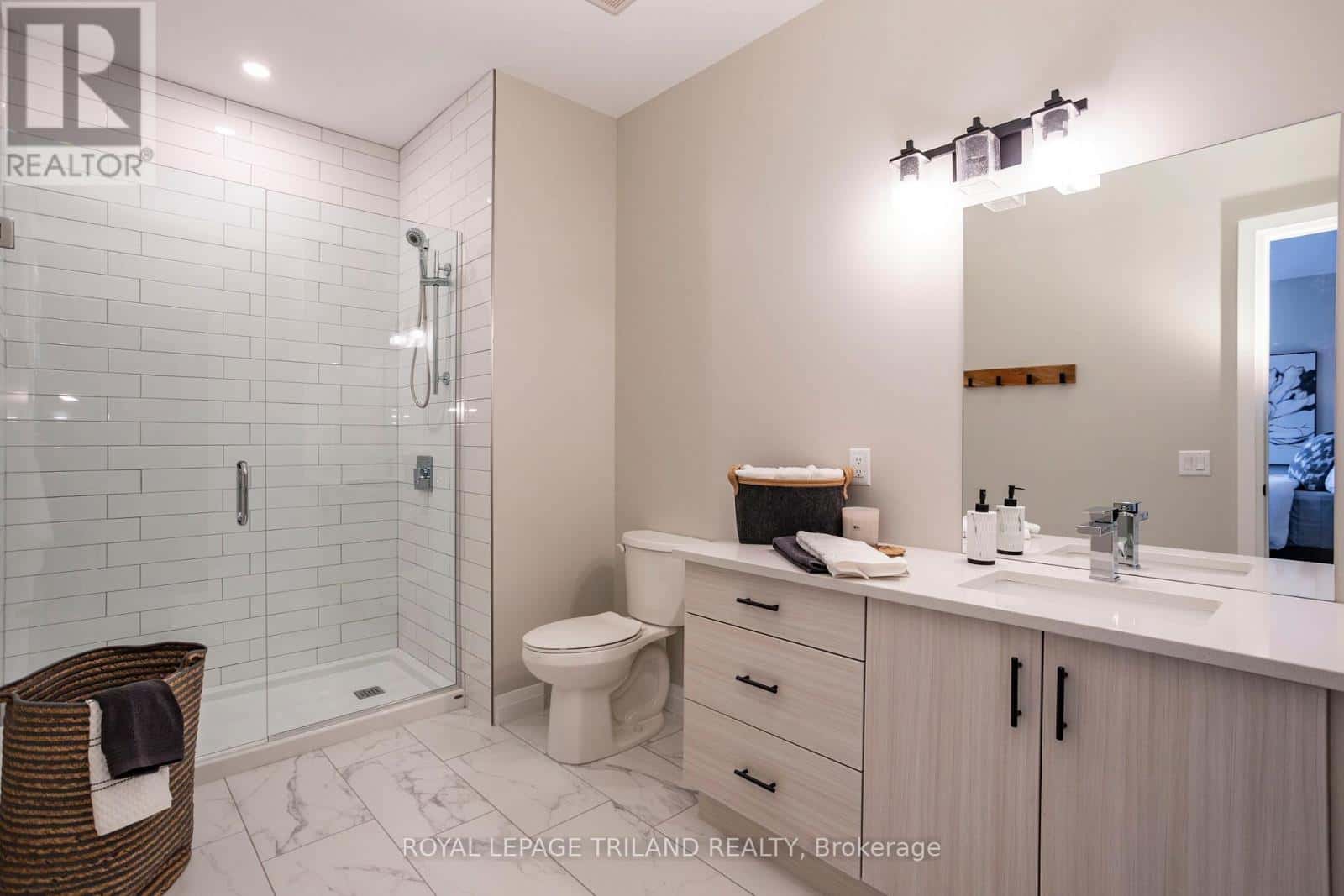 London South (South E) — London South (South E) - Photo 2 of 11