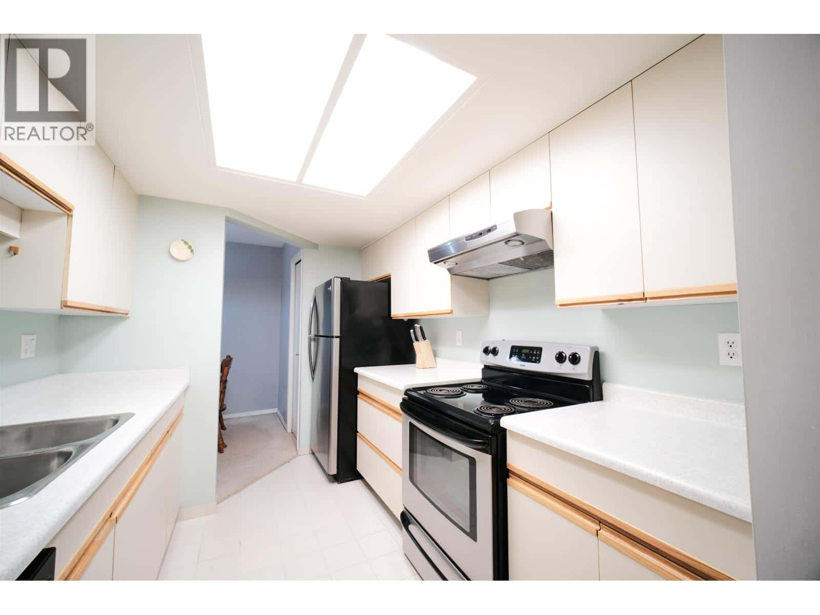 411 2915 GLEN DRIVE — Coquitlam, British Columbia - Photo 2 of 14