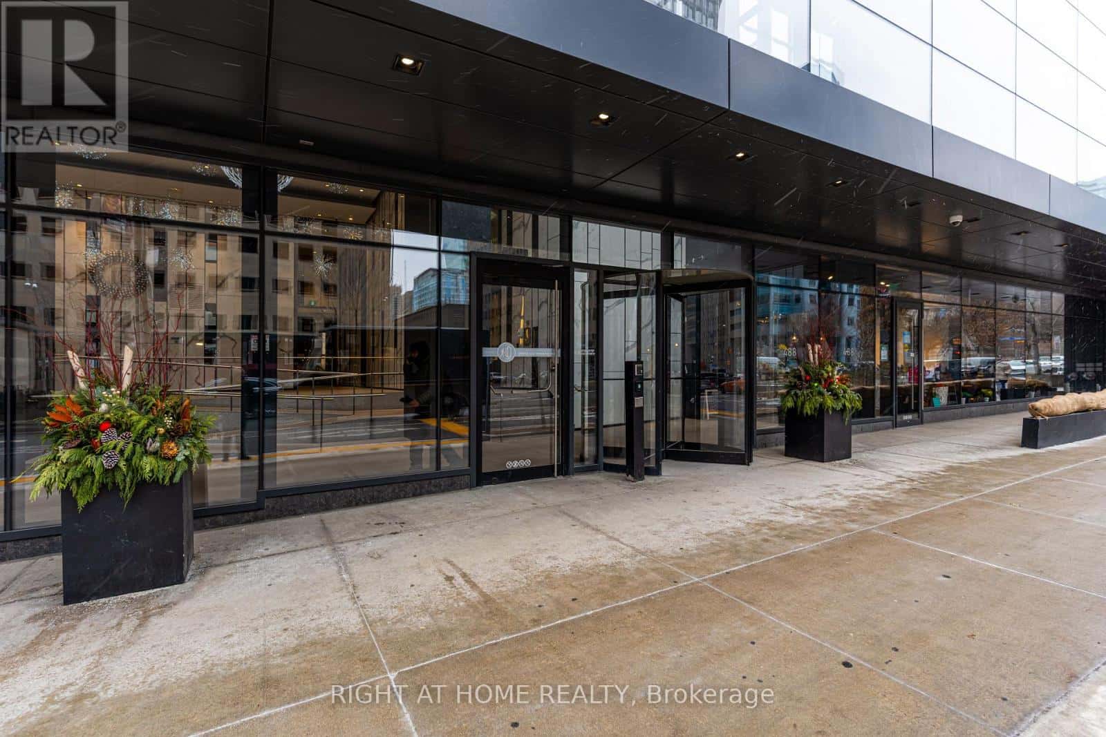 4702 - 488 UNIVERSITY AVENUE — Toronto (Kensington-Chinatown), Ontario - Photo 2 of 35