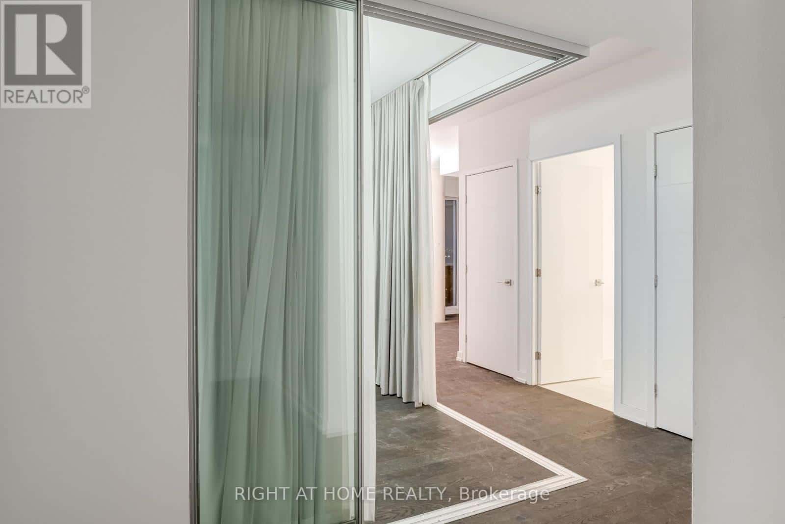 4702 - 488 UNIVERSITY AVENUE — Toronto (Kensington-Chinatown), Ontario - Photo 5 of 35