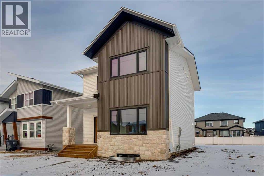 36 Memorial Parkway — Rural Red Deer County, Alberta - Photo 3 of 42