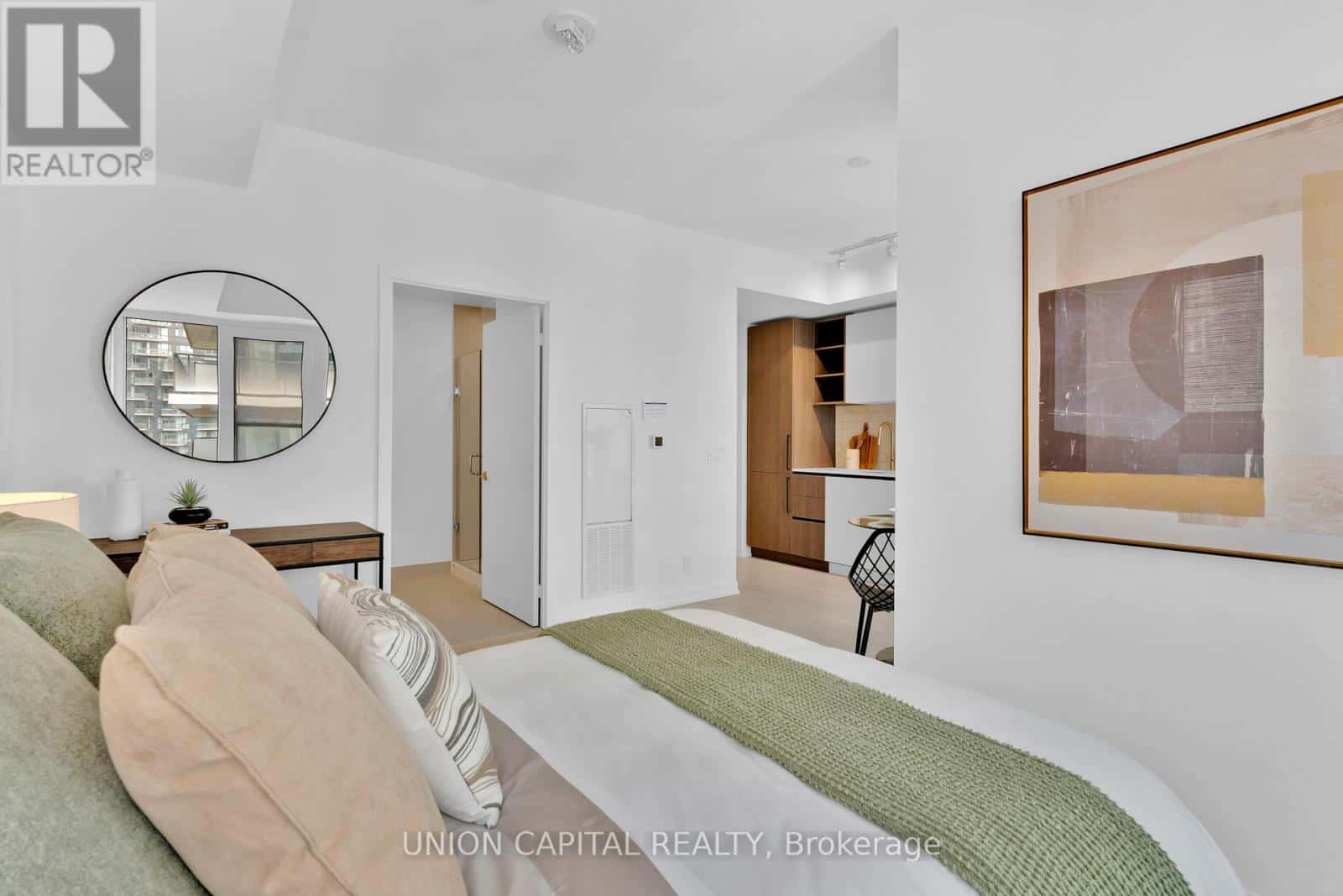 Toronto (Waterfront Communities) — Toronto (Waterfront Communities) - Photo 3 of 16