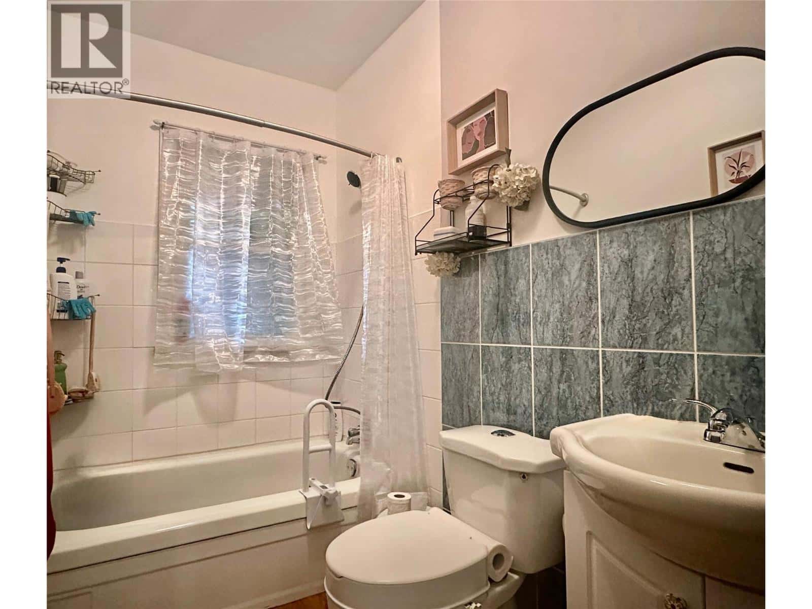 Oliver — Oliver - Photo 4 of 33