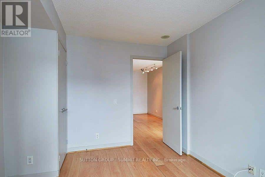 Toronto (Waterfront Communities) — Toronto (Waterfront Communities) - Photo 4 of 20