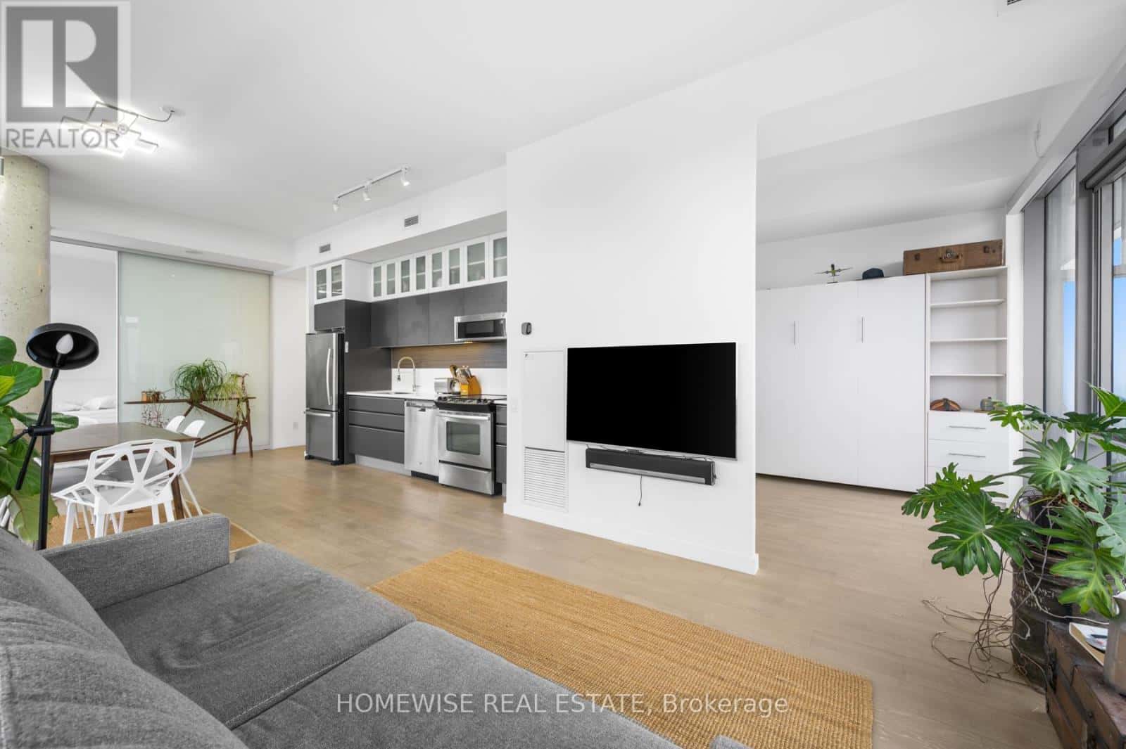 Toronto (Waterfront Communities) — Toronto (Waterfront Communities) - Photo 3 of 16