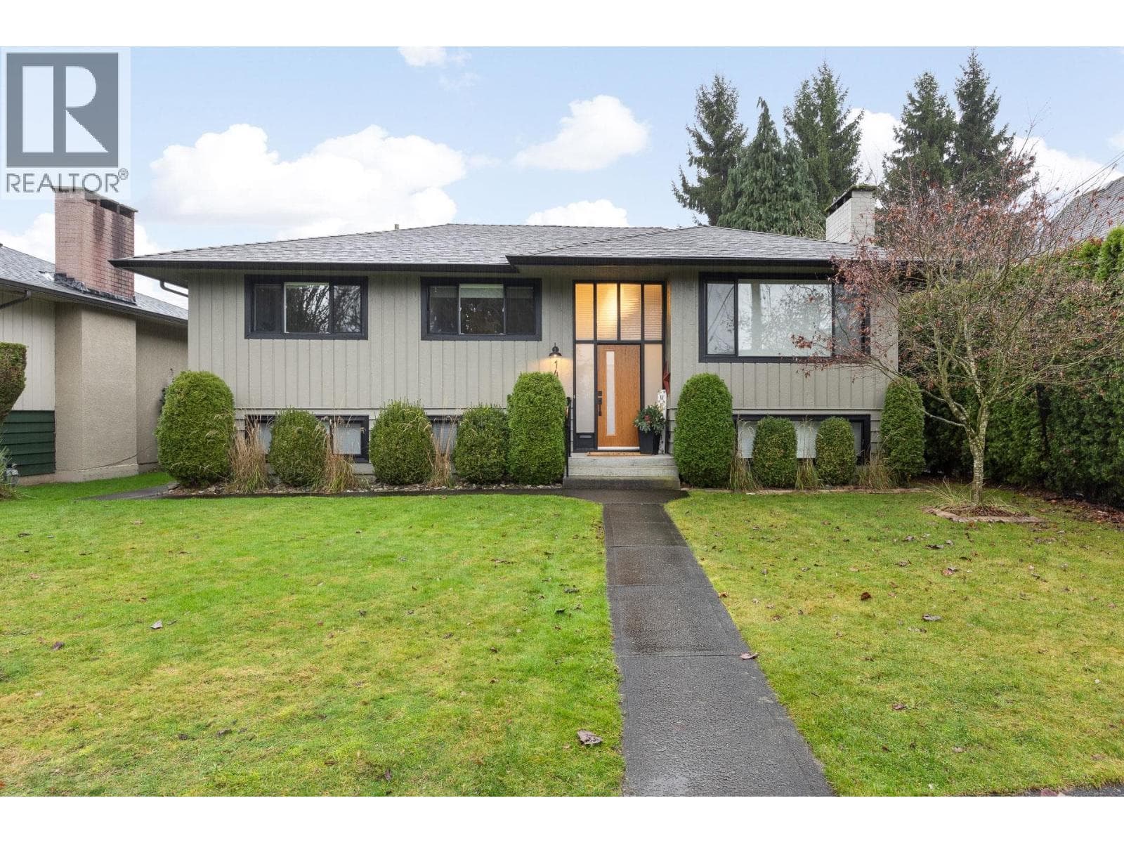 140 HARVEY STREET — New Westminster, British Columbia - Main photo