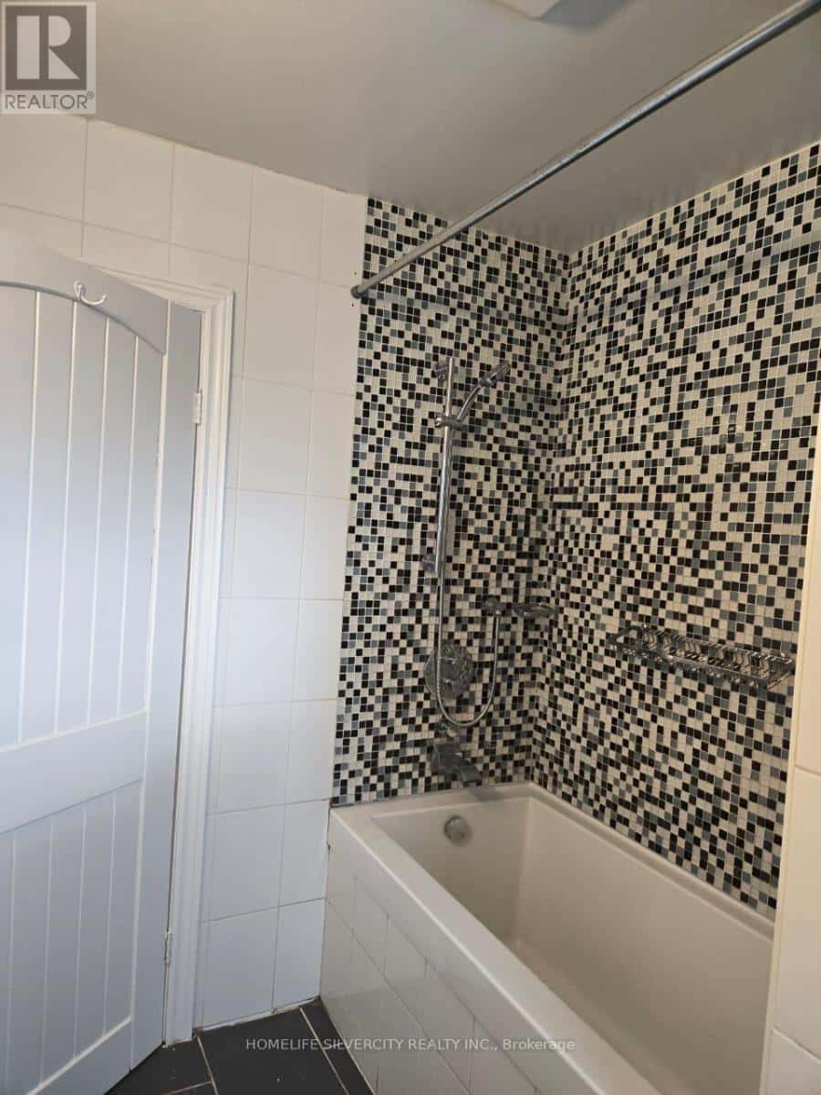 Toronto (Mount Dennis) — Toronto (Mount Dennis) - Photo 3 of 25