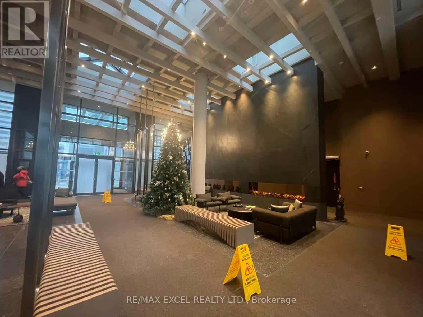 4006 - 8 INTERCHANGE WAY — Vaughan (Vaughan Corporate Centre) - Photo 2 of 21