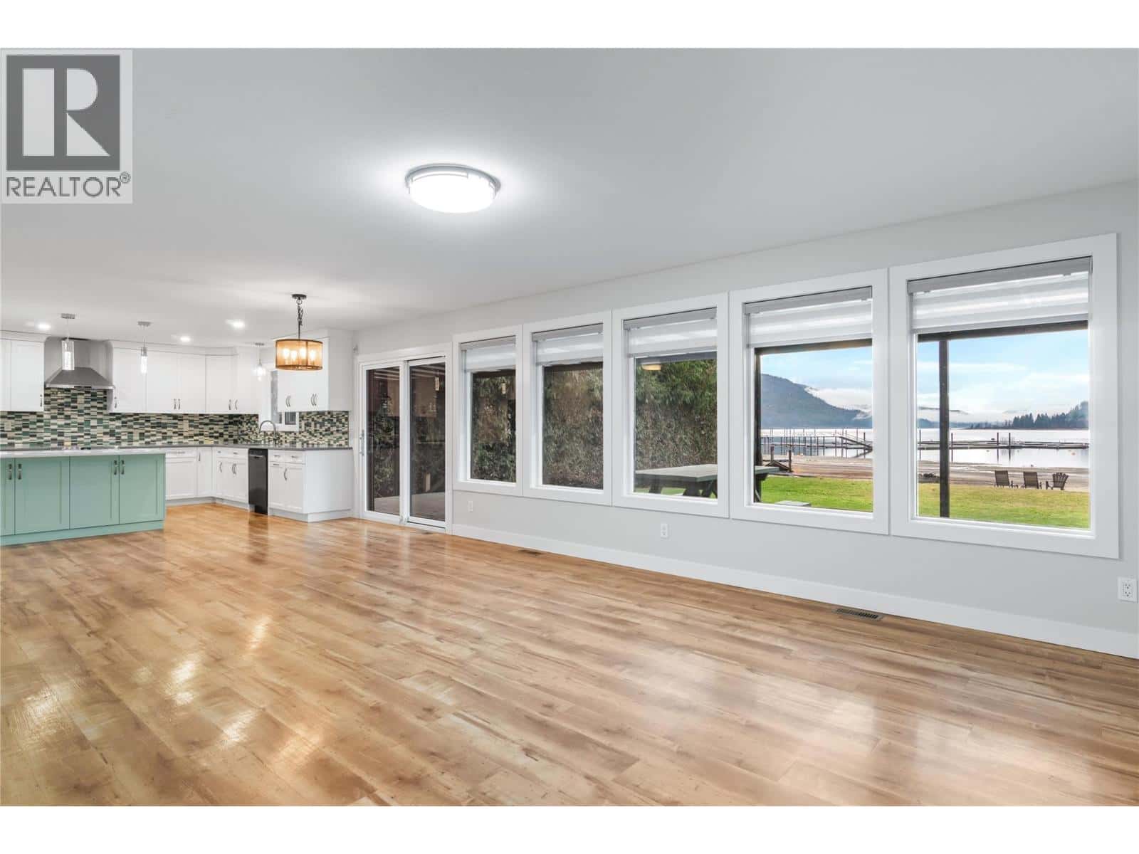 Sicamous — Sicamous - Photo 3 of 40