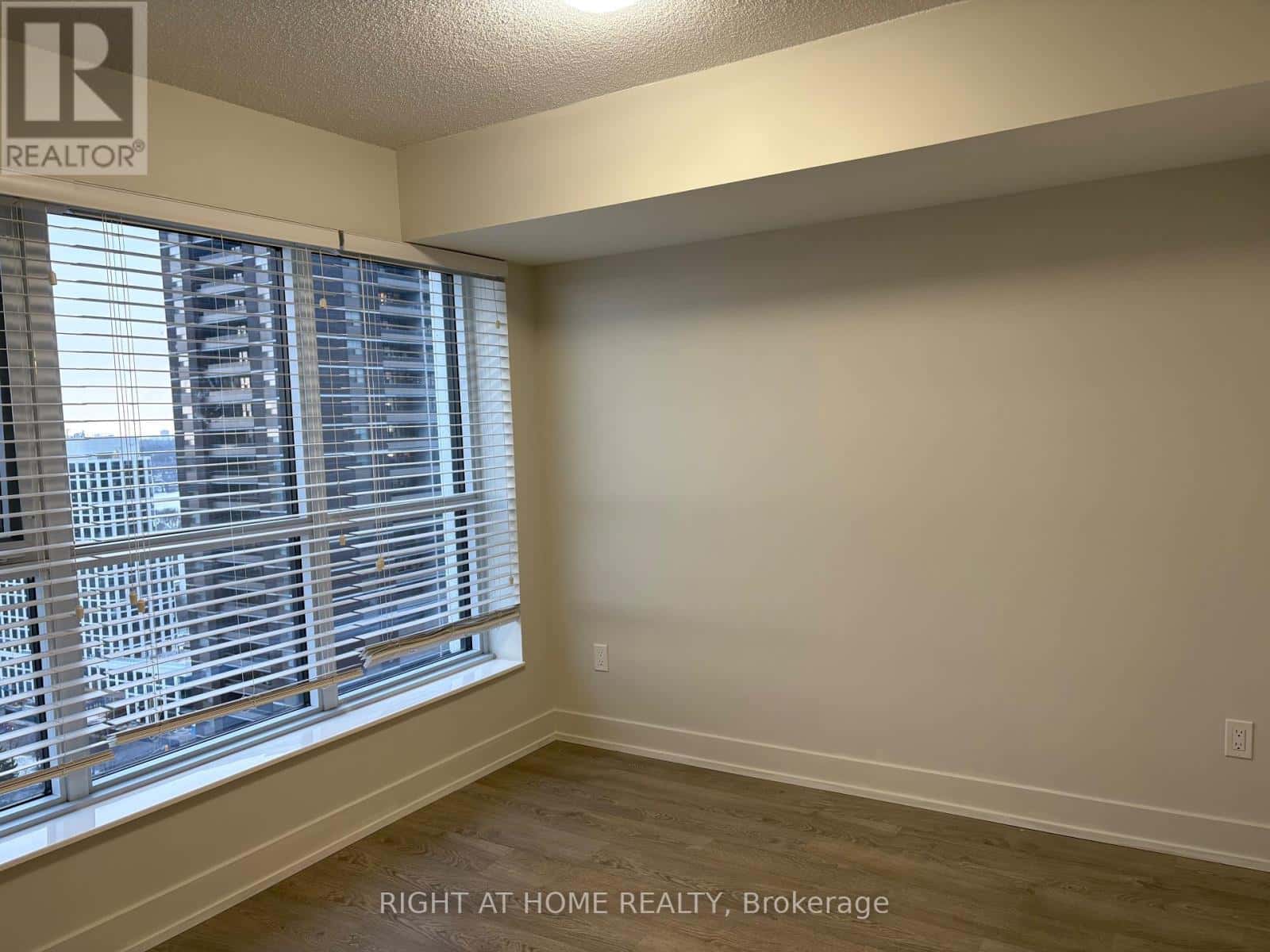 Toronto (Islington-City Centre West) — Toronto (Islington-City Centre West) - Photo 4 of 10