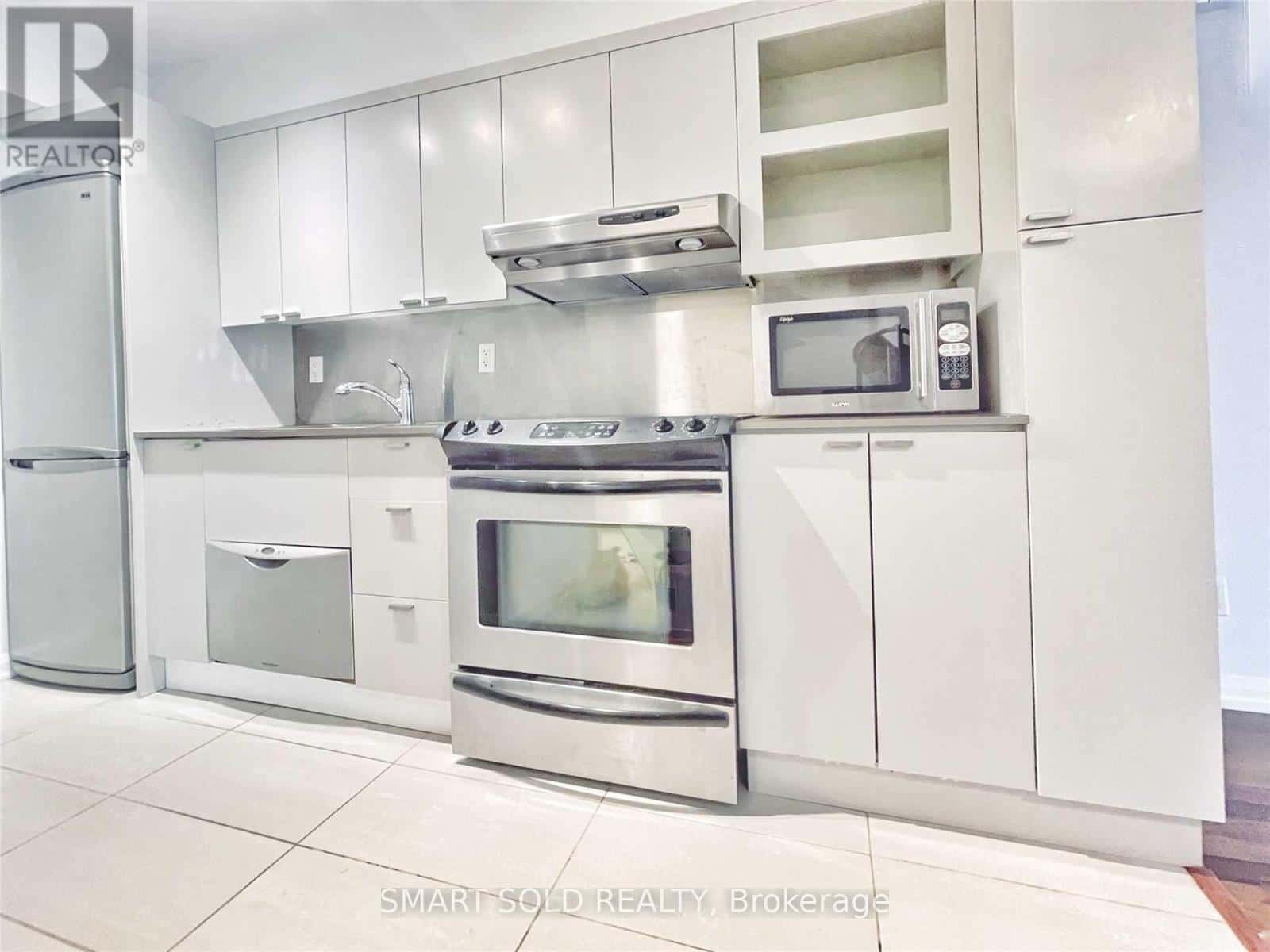 Toronto (Bay Street Corridor) — Toronto (Bay Street Corridor) - Photo 2 of 10