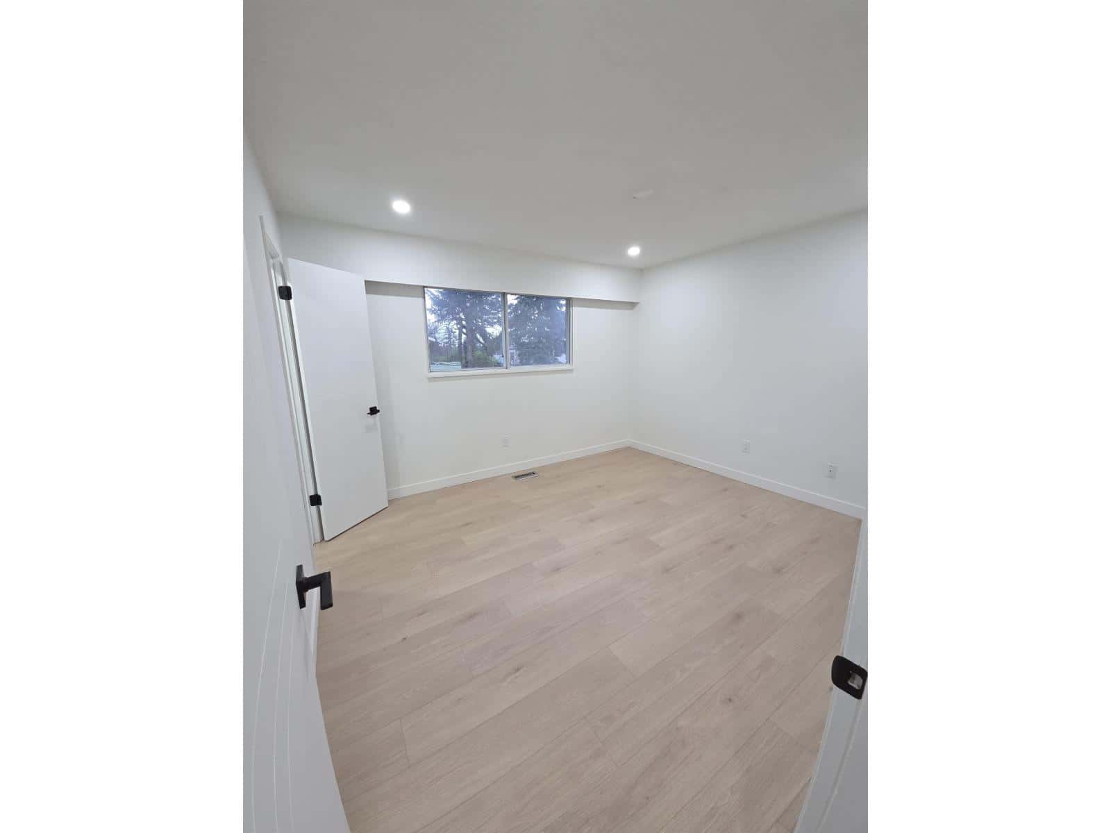 Surrey — Surrey - Photo 4 of 18