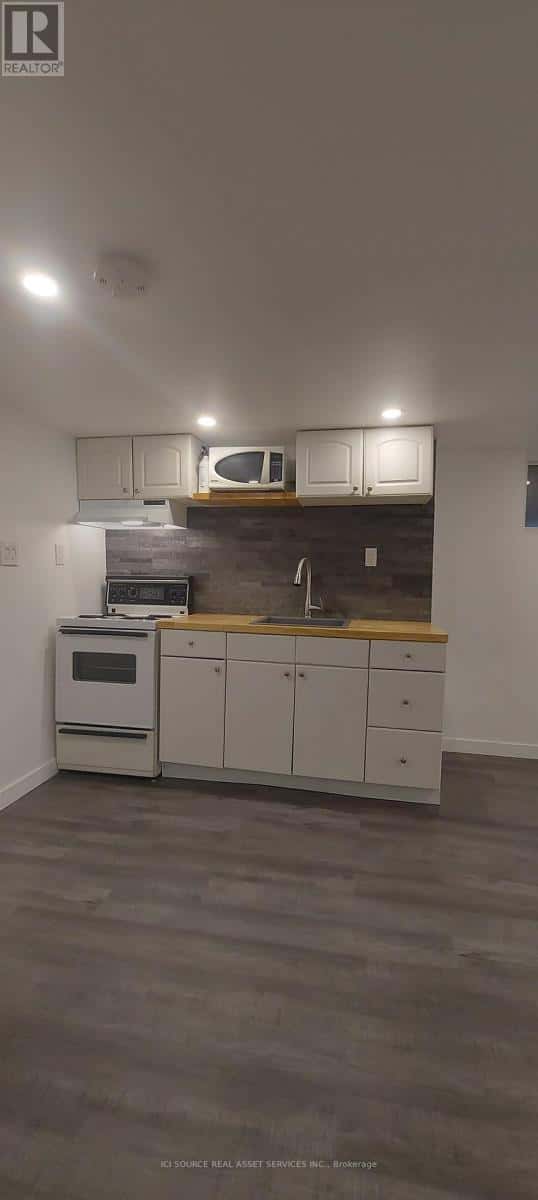 Toronto (Lawrence Park South) — Toronto (Lawrence Park South) - Photo 4 of 20