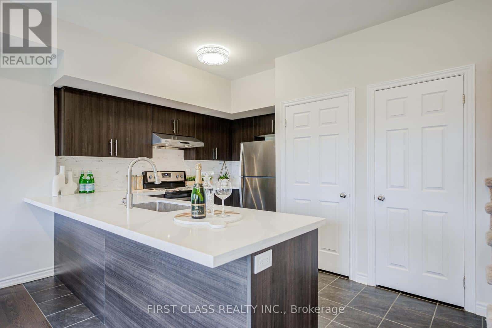 Toronto (L'Amoreaux) — Toronto (L'Amoreaux) - Photo 2 of 32